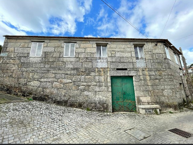 Casa de piedra con terreno